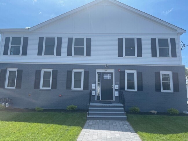 Building Photo - 129 Pleasant St