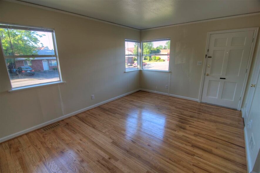 11x17 Living Room - 7222 East Burnside