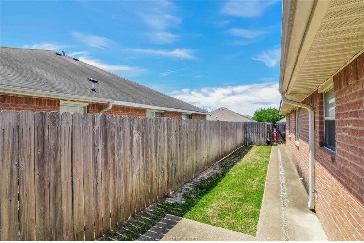 Building Photo - 921 Sun Meadow St