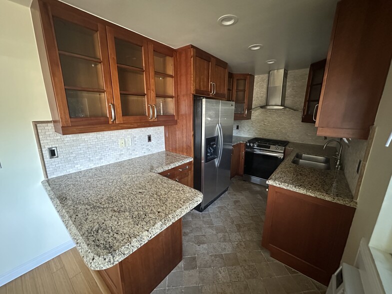 Building Photo - 1154 S Barrington Ave