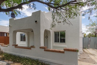 Building Photo - 1024 E 7th St