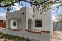 Building Photo - 1024 E 7th St