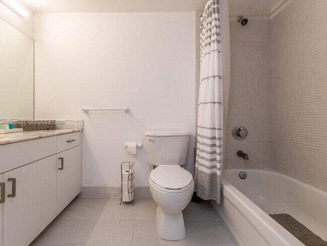 Building Photo - 1200 Brickell Bay Dr