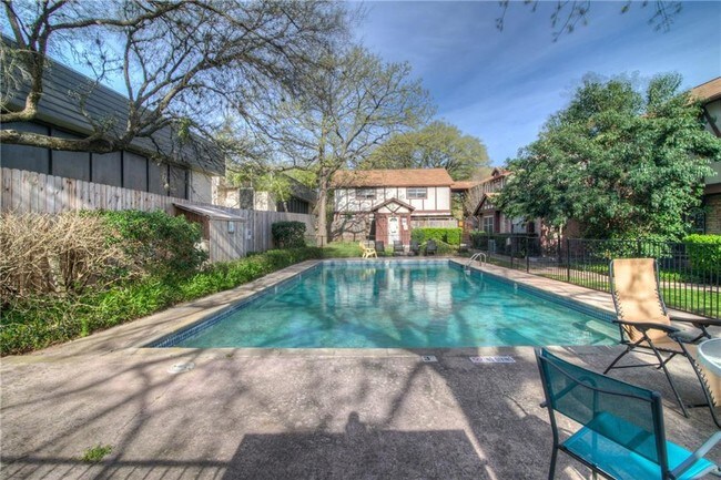 Building Photo - 7407 Shadow Hill Dr