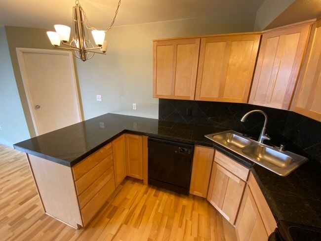Building Photo - Amazing Condo with Beautiful Mountain and ...