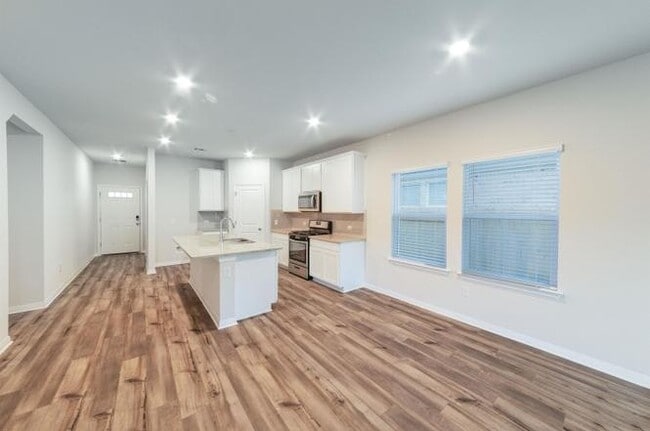 Building Photo - 14317 Heartland Dr