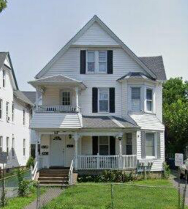 Primary Photo - 559 Main St