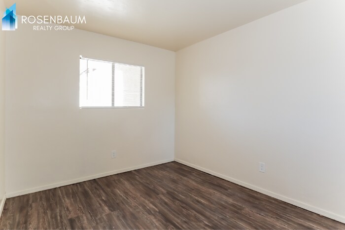 Building Photo - 455 W Kelso St