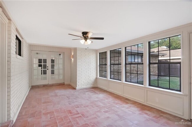Building Photo - 413 W Jonquil Ave