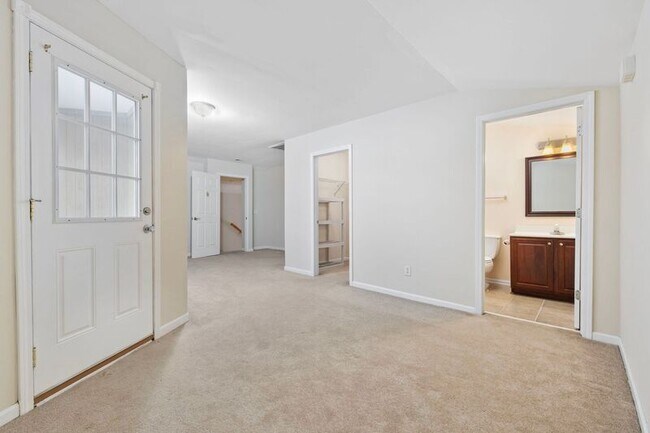 Building Photo - 414 Carriage Lake Dr