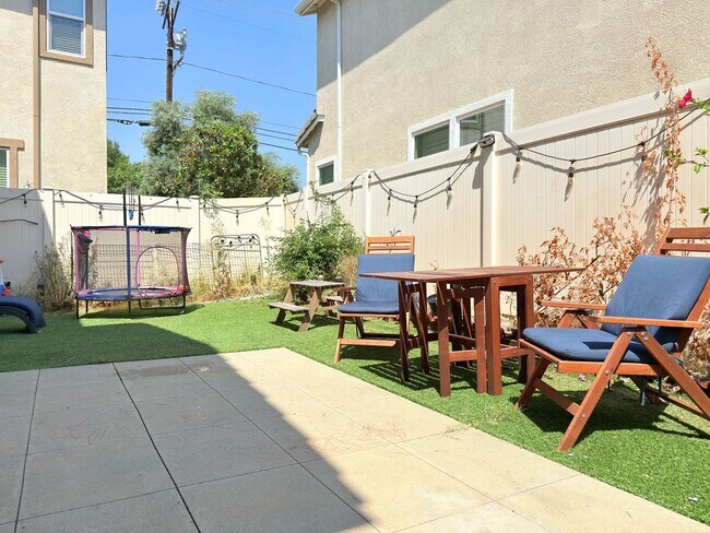 Building Photo - Beautiful 3 Bedroom in Private Community