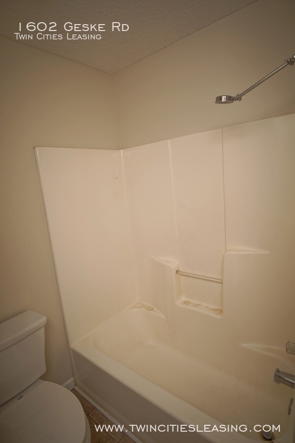 Building Photo - NEW: Carpet and paint throughout!  3 Beds ...