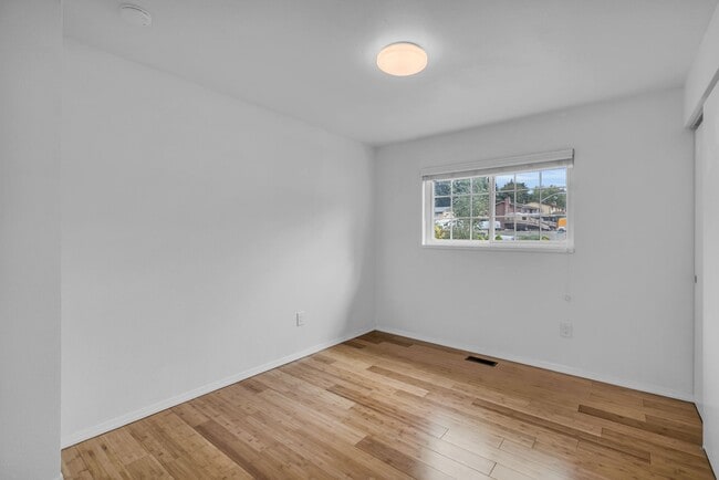 Building Photo - Three bedroom plus bonus room, and 2.5 bat...