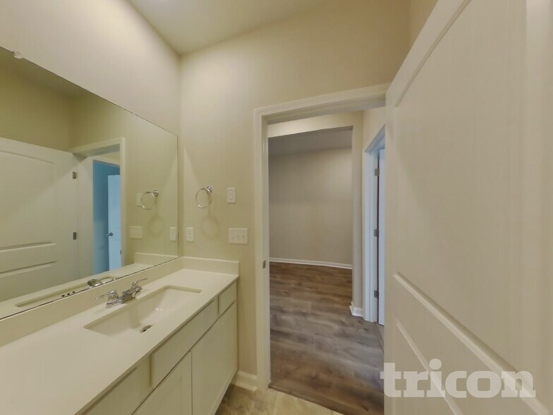 Building Photo - 4050 Beach Wy