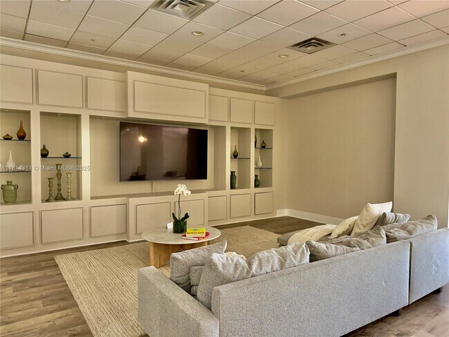 Building Photo - 5600 Collins Ave