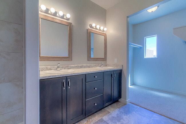 Building Photo - 4 Bedroom End Unit in Sienna Hills! Small Dog Friendly!