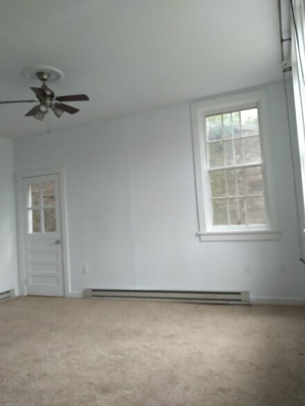 Living room - 607-615 Main St