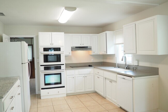 Building Photo - 10154 118th Ave