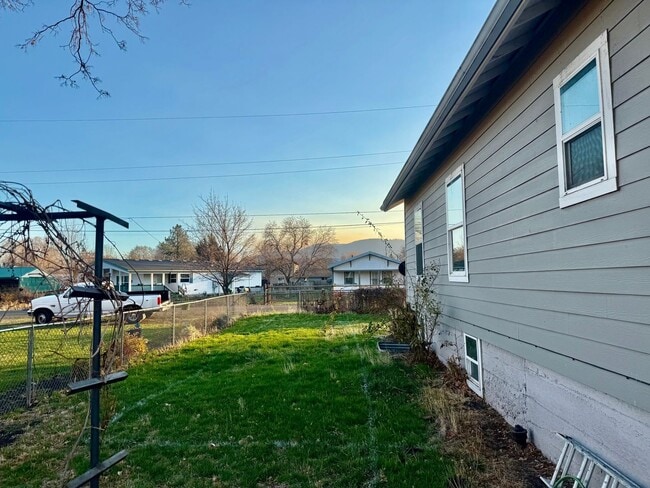 Building Photo - 1801 Russell Ave