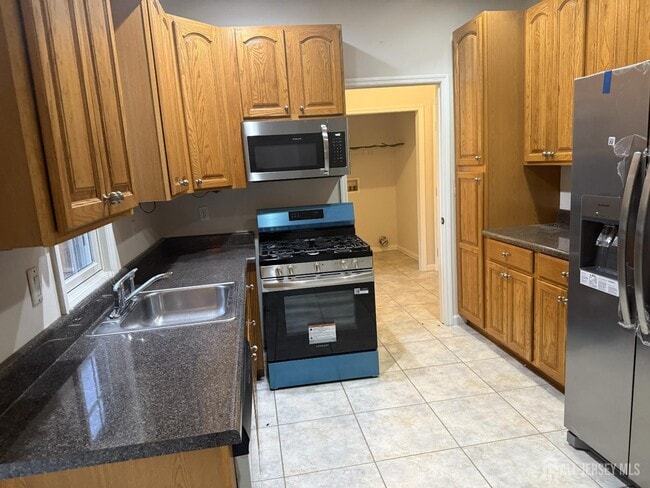 Building Photo - 555 Georges Rd