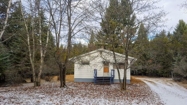 Building Photo - Serene location with some breathing room!