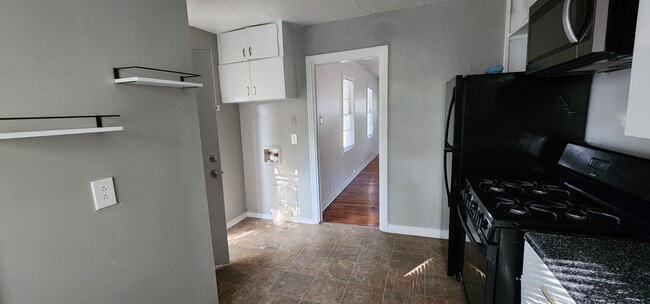 Building Photo - 117 Austin St