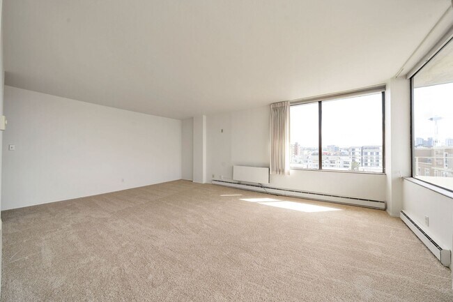 Building Photo - Stunning Queen Anne south slope condo with parking