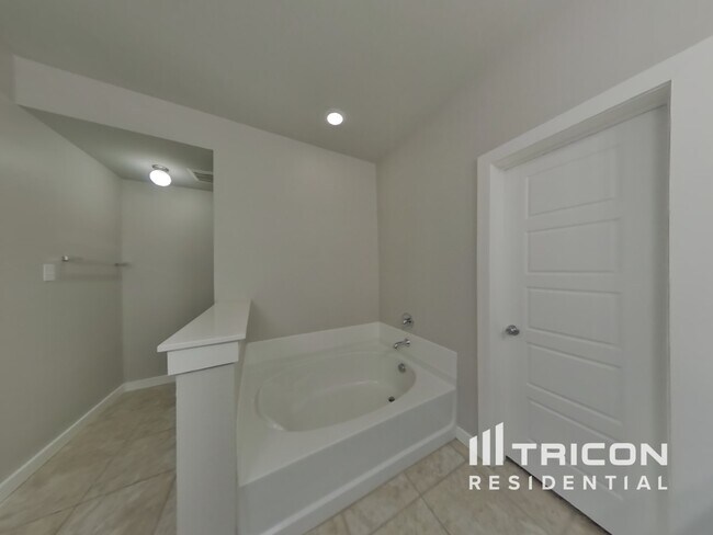 Building Photo - 1620 Village Creek Dr