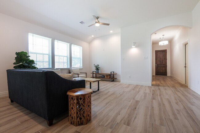 Building Photo - 2303 Cunningham Dr