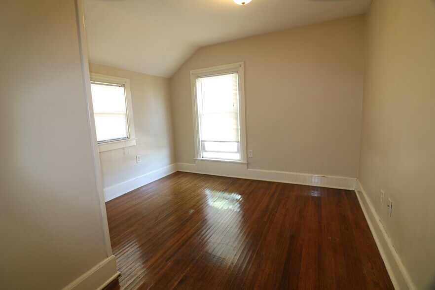 Building Photo - 1319 E 12th St