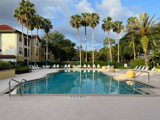 Building Photo - 1 Bedroom + Den Condo in Royal Greens at G...