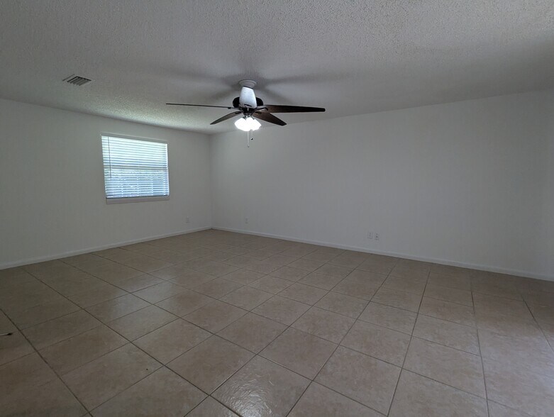 Building Photo - 3557 Edgewater Dr