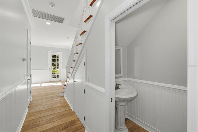 Building Photo - 815 Lake Evalyn Dr