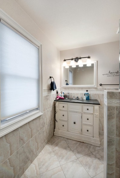 Full bathroom (2nd floor) - 6324 W Wells St