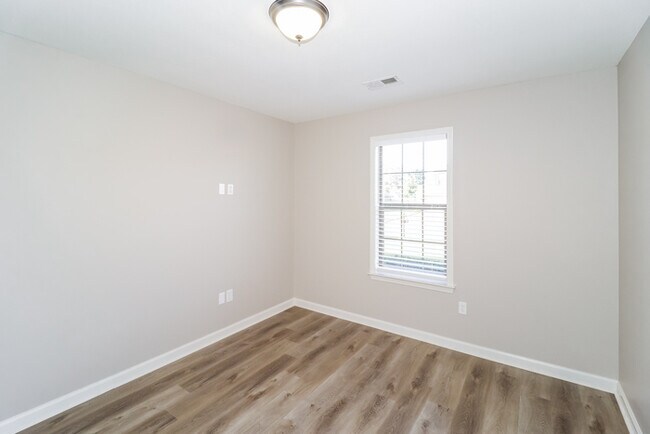 Building Photo - 35 Barkridge Dr