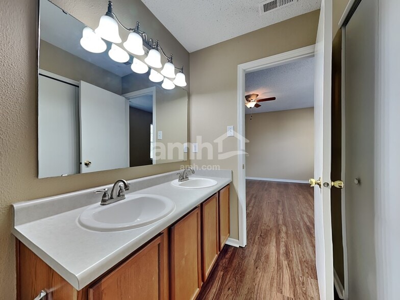 Building Photo - 9915 Sapphire Berry Ln