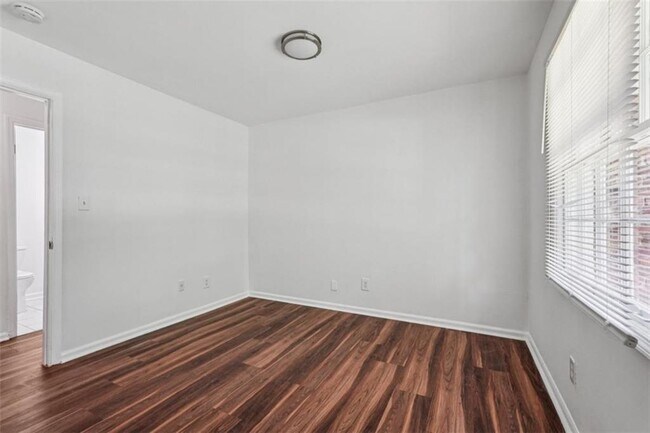Building Photo - 119 Kelso Dr SW