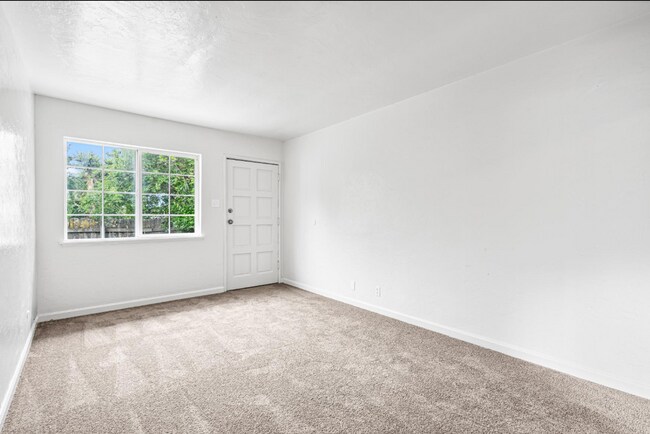 Building Photo - Newly Updated Oakland 3-Bed: Off-Street Pa...
