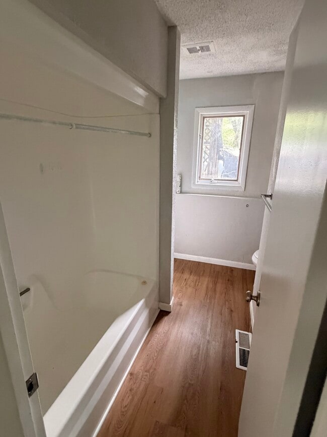 Building Photo - 1206 Tree Top Ln