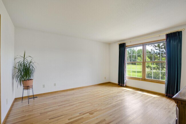 Building Photo - 3 Bedroom, 3 Bathroom backing to Southridg...