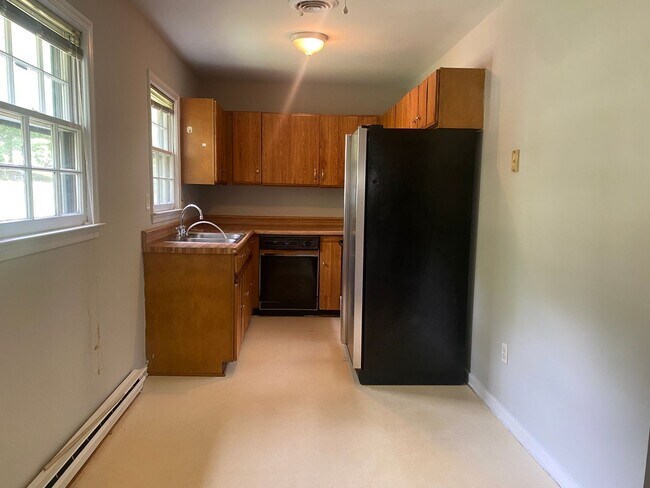 Building Photo - Spacious 3 BD, 1.5 BA Rancher off Brook Road Available in July