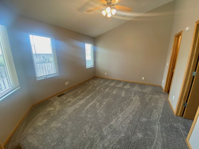 Building Photo - 3 Bedroom and 3 Bathroom Duplex. Available...