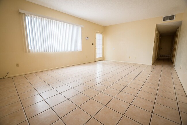 Building Photo - Spacious 3 Bedroom, 2 Bath Home with Updat...