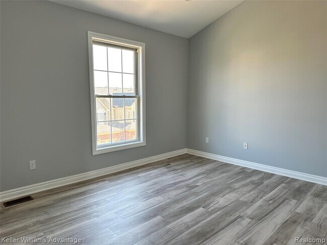 Building Photo - 1627 E Lakeview Ln