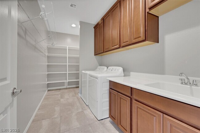 Building Photo - 224 Highspring St
