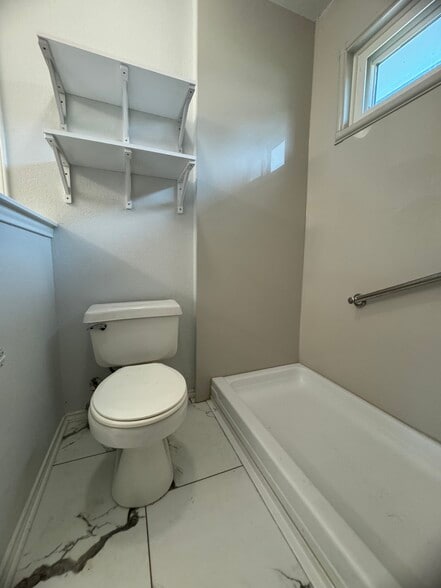Master bathroom - 736 Patchway Ln