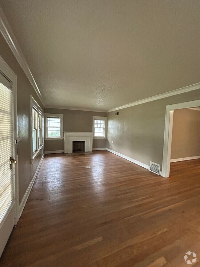 Building Photo - 3 BED 1.5 BATH HOME near UMKC! $1700.00!!!