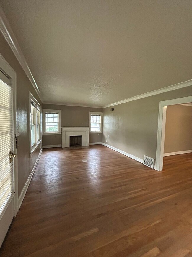 Primary Photo - 3 BED 1.5 BATH HOME near UMKC! $1700.00!!!