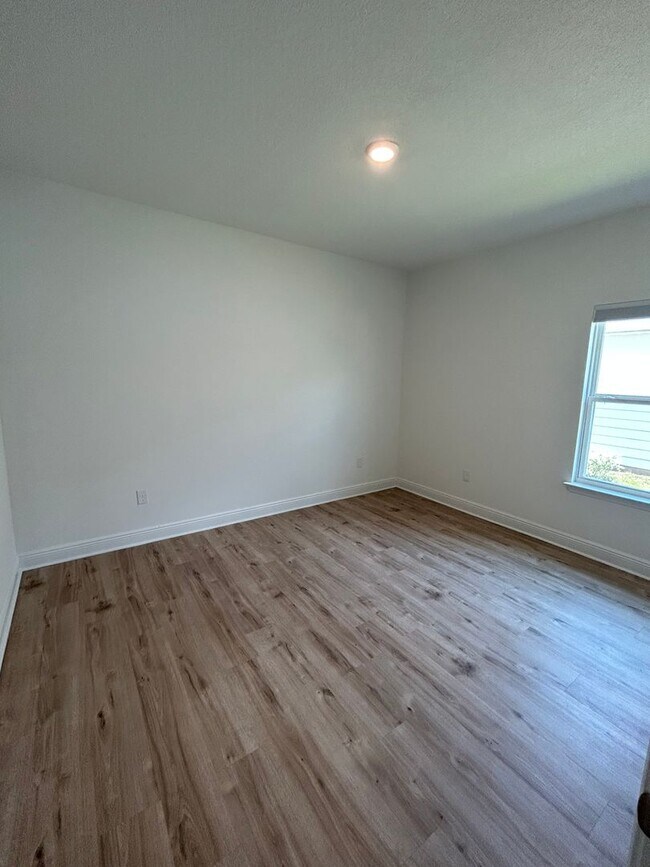 Building Photo - Beautiful 4 Bedroom Home in Point Washington!