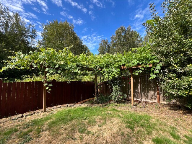 Building Photo - NE Tacoma - Large 3 bedroom 2.5 bathroom w...